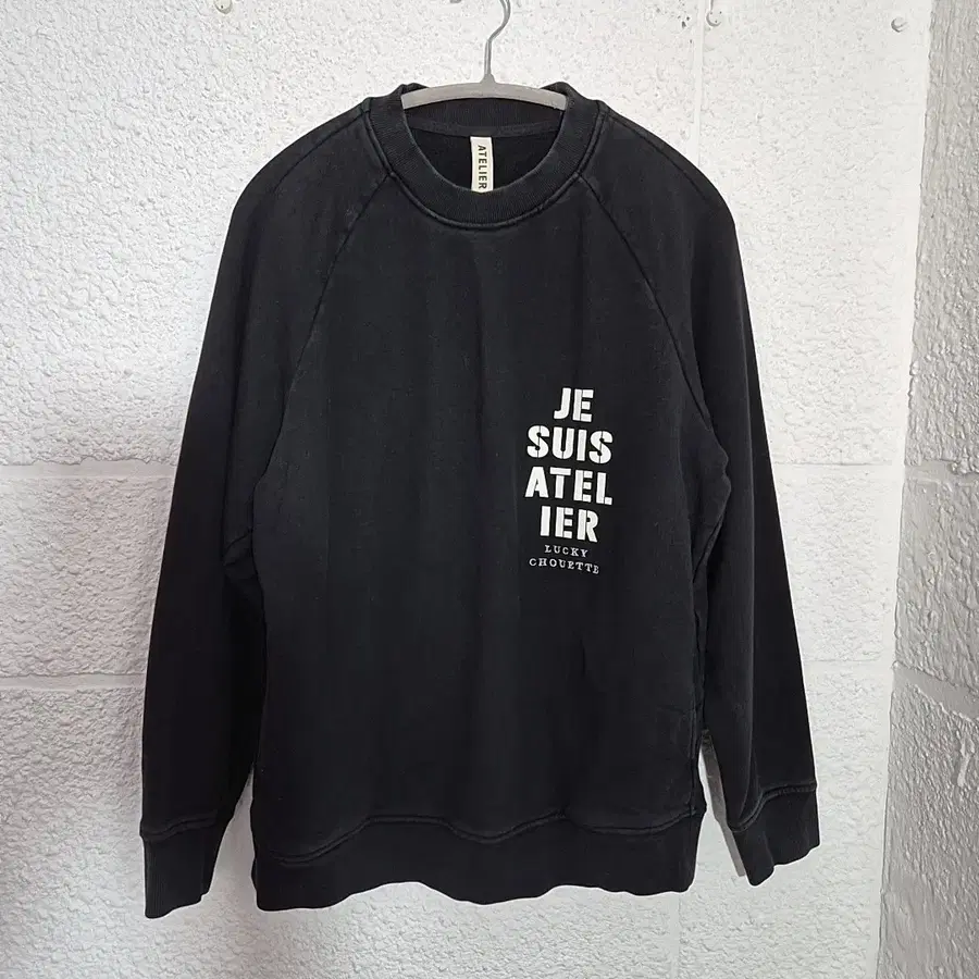 럭키슈에뜨 ATELIER 맨투맨 티셔츠 블랙