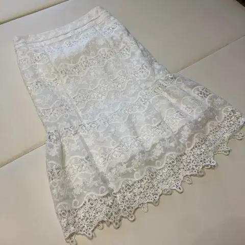 잇미샤 레이스 럭셔리 아뜰리에 미디 스커트 치마 돌잔치 백일 아일렛 펀칭