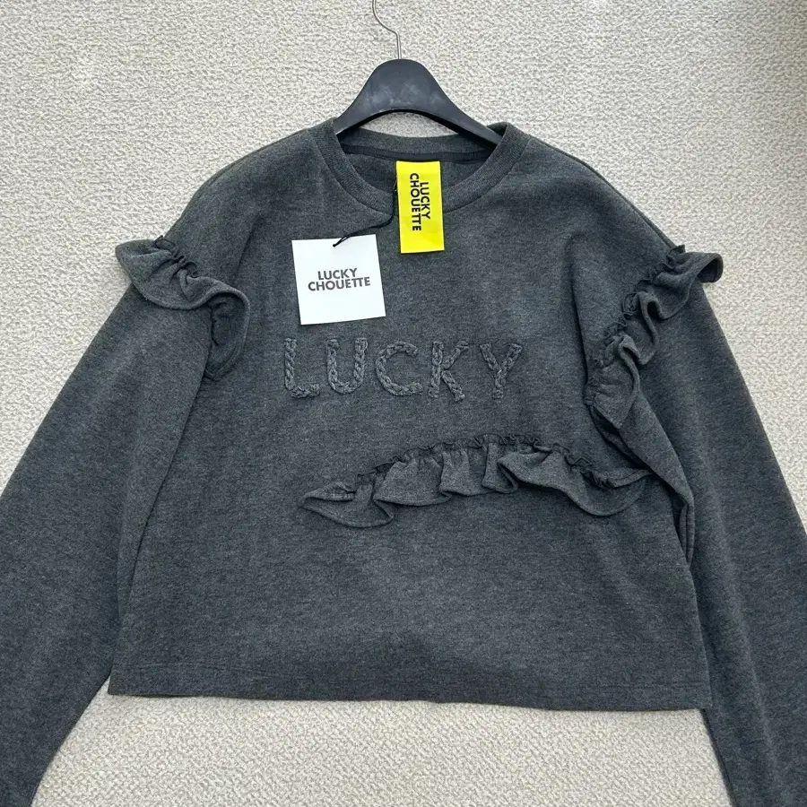 럭키슈에뜨 Ruffle Point Crop Long Sleeve T-shirt