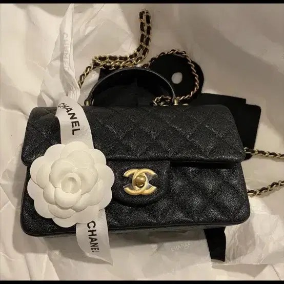 21년식 샤넬 뉴미니 탑핸들 블랙 캐비어 빈티지골드 (풀박/영수증)