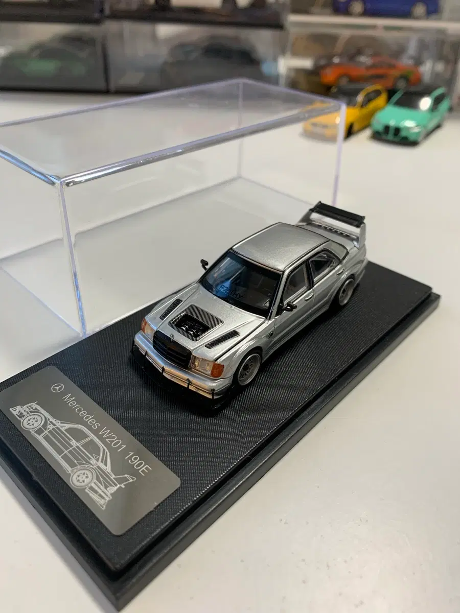 메르세데스 벤츠 190e(후드오픈)1:64 스케일 판매합니다(케이스 포함)
