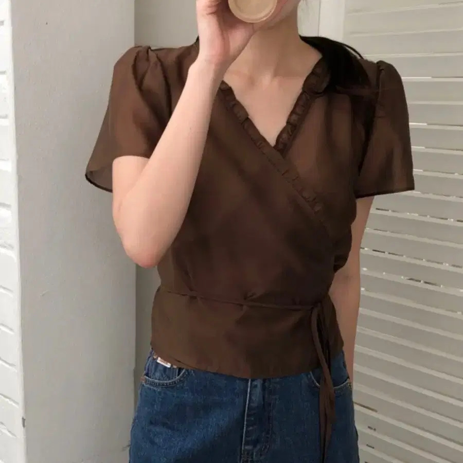 [파운더스] 비쥬 랩 블라우스 퍼프 반팔
