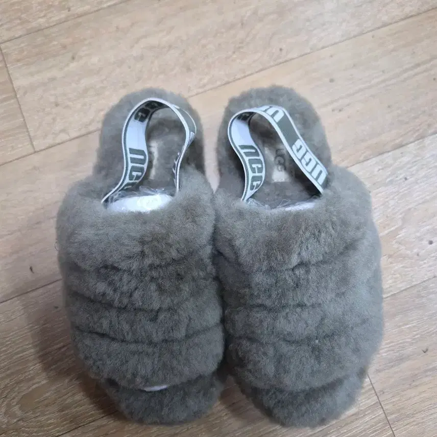 UGG UGG フラフエスリッパ230