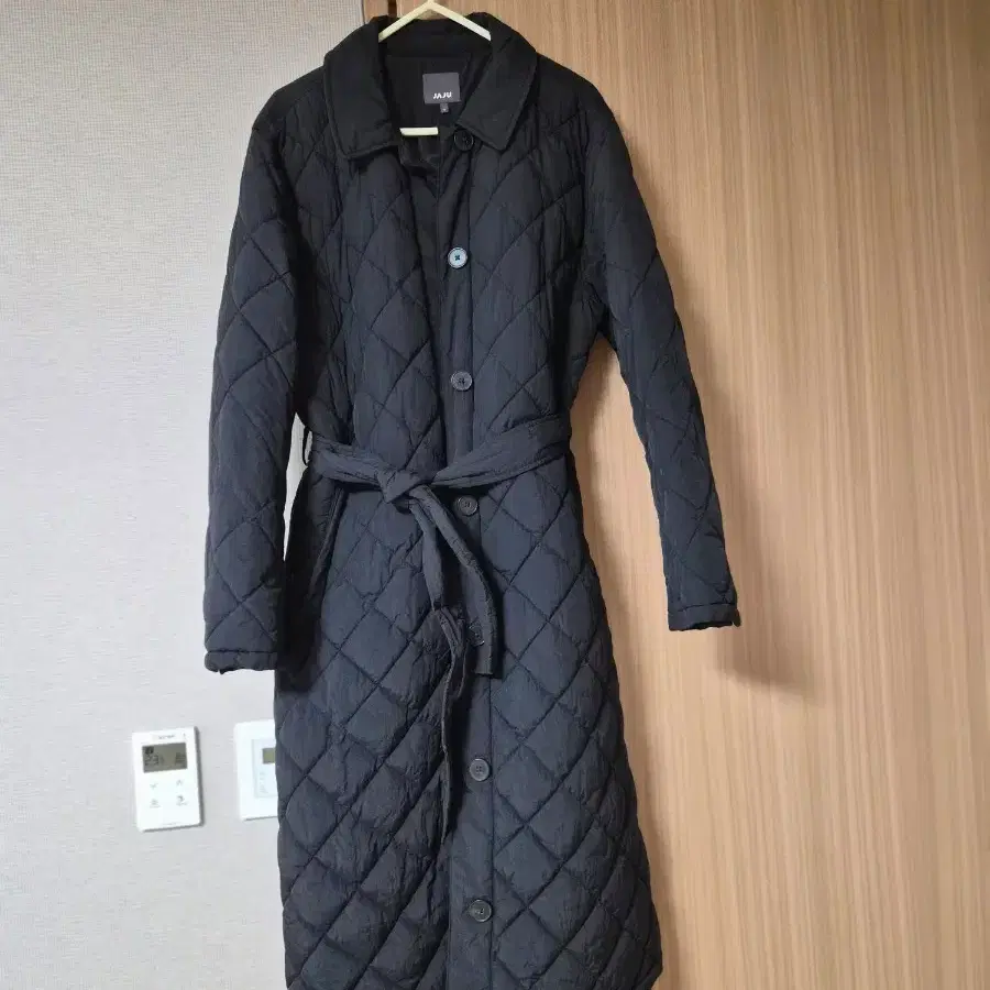 자주 퀼팅 롱 코트 블랙