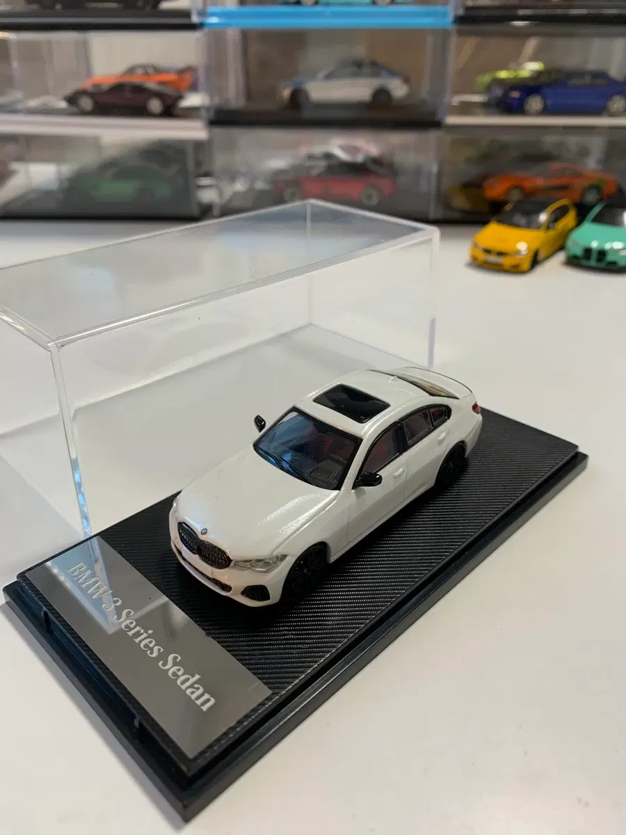 BMW g20 3시리즈 1:64 스케일 판매합니다(케이스 포함)