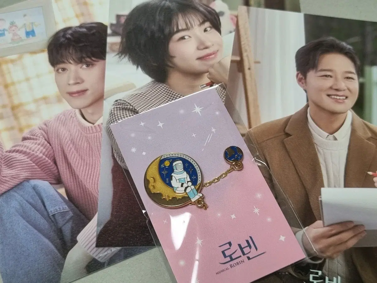 뮤지컬 로빈 웃으며 안녕 체인 뱃지