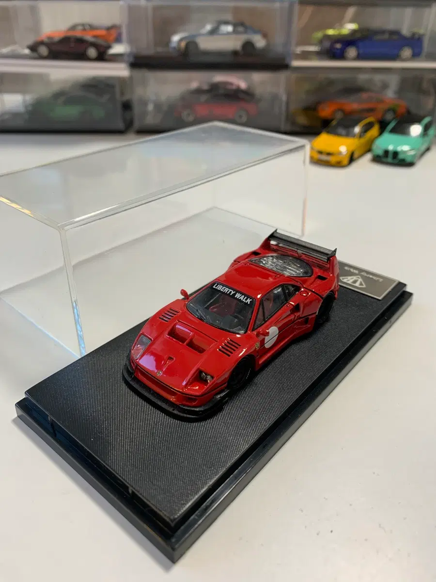 Liberty Walk 리버티워크 페라리 F40(엔진룸 오픈) 1:64 스케일 판매합니다(케이스 포함)