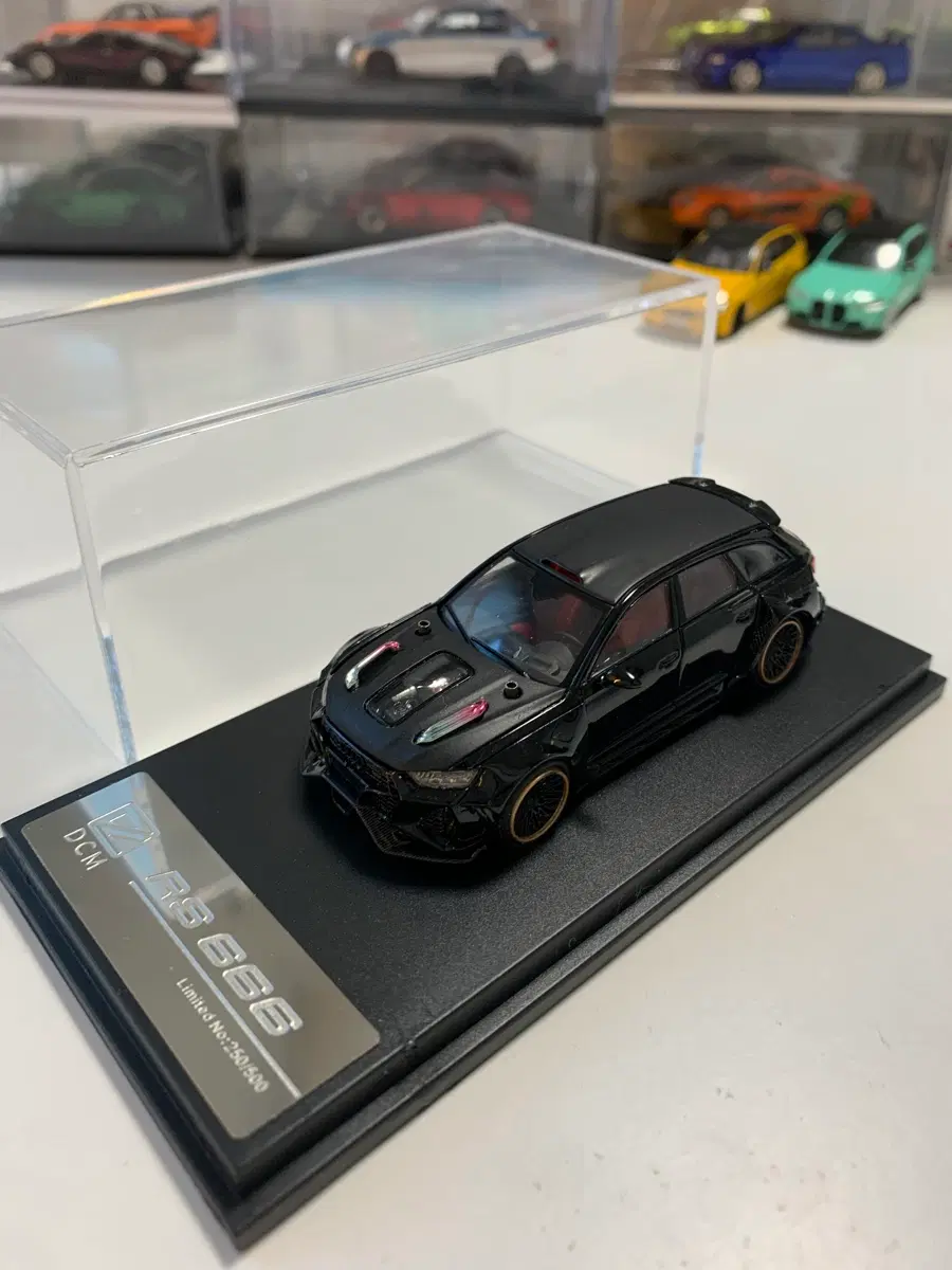 DCM 아우디 RS6(후드오픈) 1:64 스케일 판매합니다(케이스 포함)