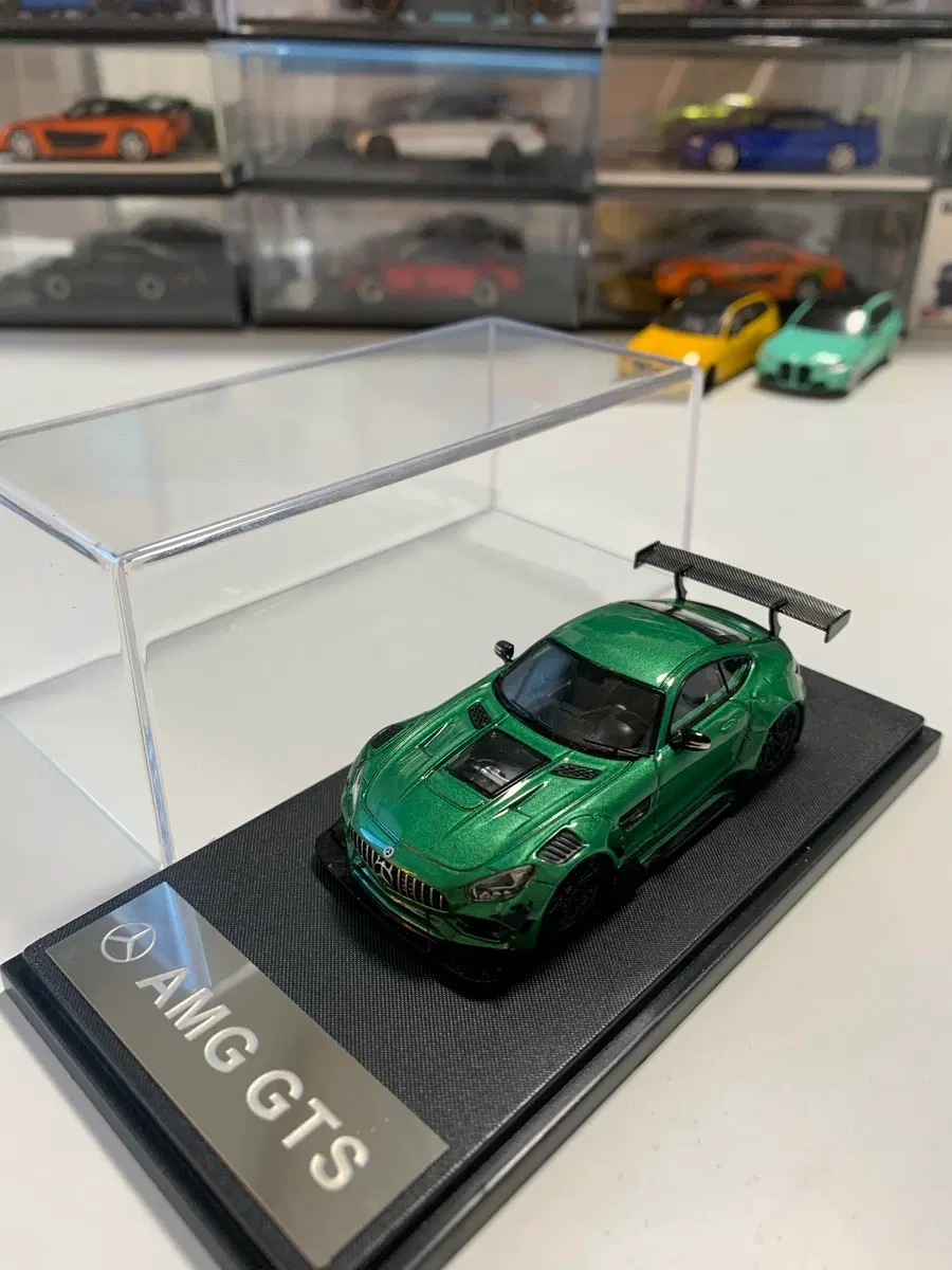 메르세데스 벤츠 AMG GTS 풀바디킷 1:64 스케일 판매합니다(케이스 포함)