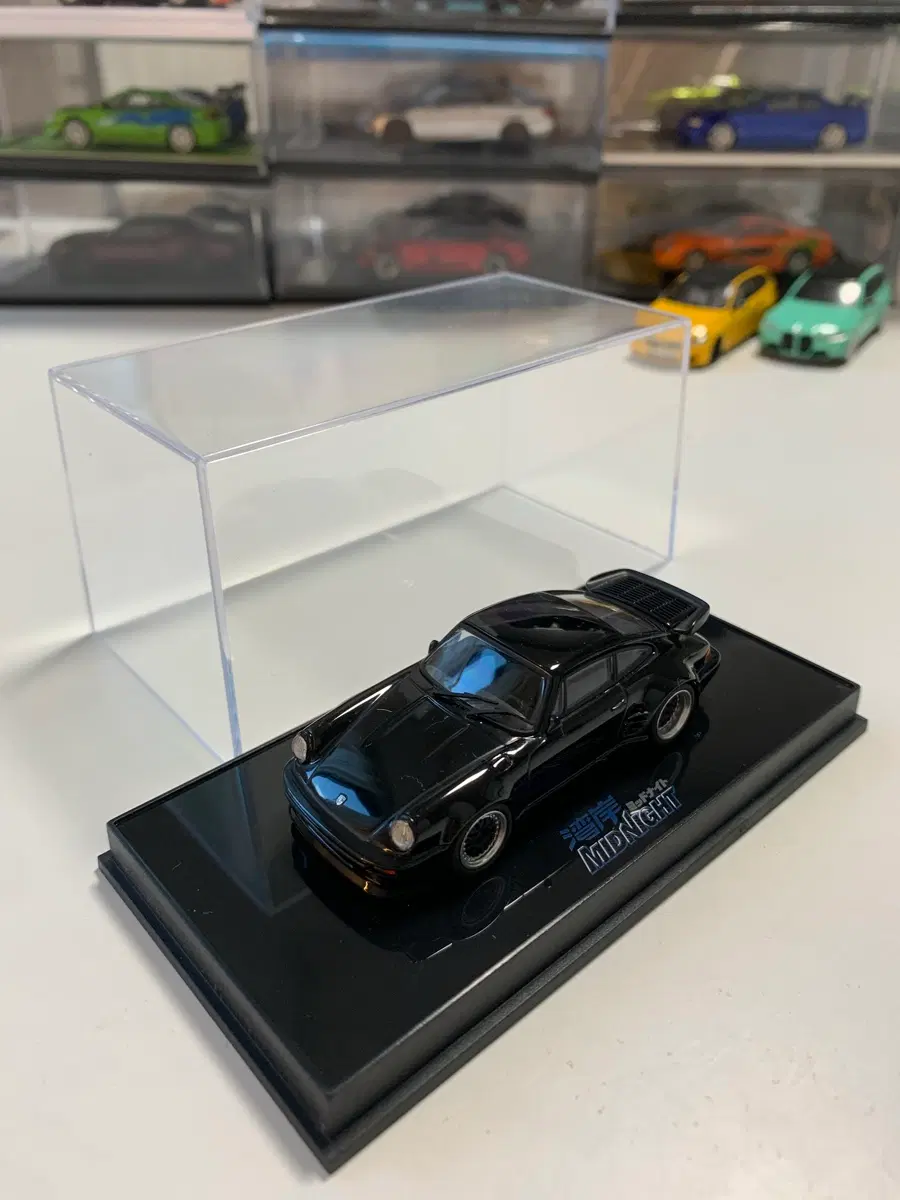 Auto art 오토아트 완간 미드나이트 포르쉐 911 930 1:64 스케일 판매합니다(케이스 포함)