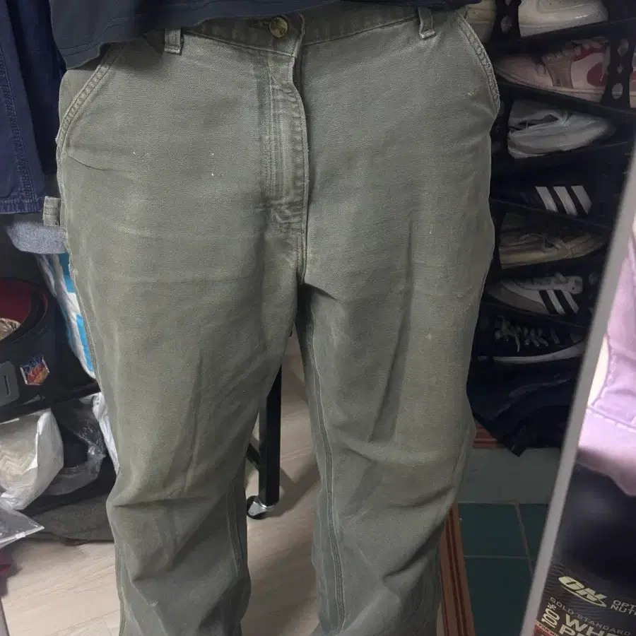 칼하트의 클래식 워크웨어 팬츠인 B11 Washed Duck Dungaree