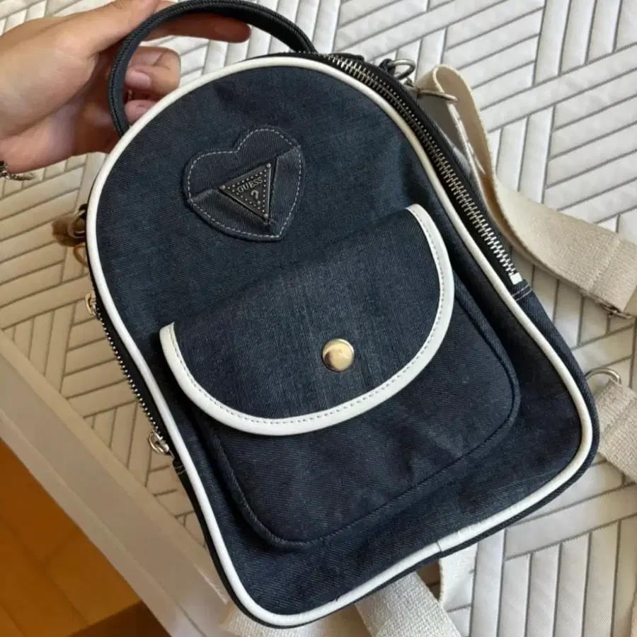 게스 데님 하트 백팩