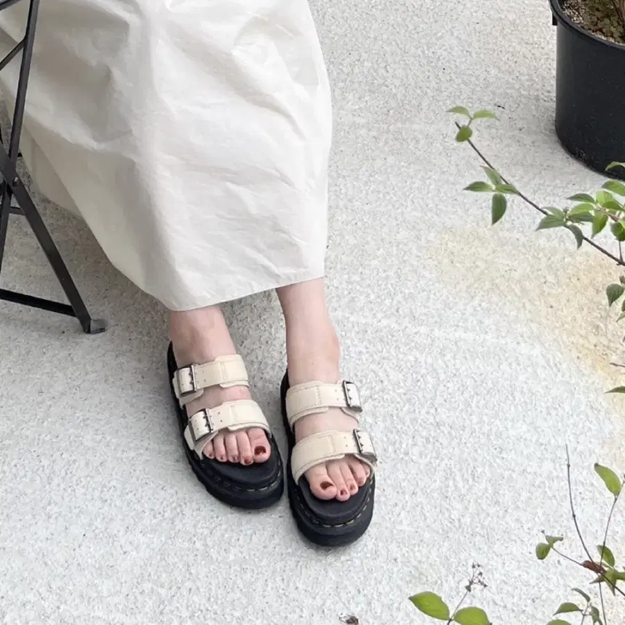 닥터마틴 마일즈 DB 샌들 베이지 235-240