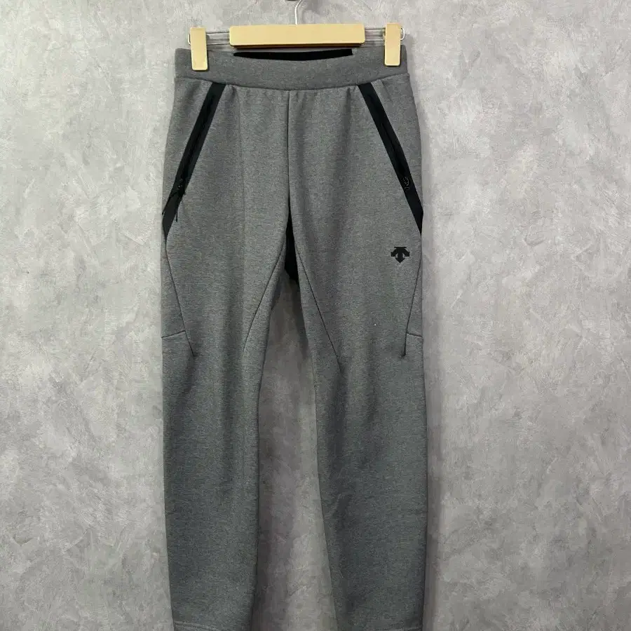 데상트 트레이닝 바지 그레이 27사이즈