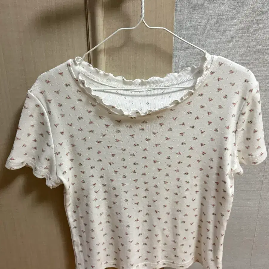 뉴뉴 뉴뉴하우스 꽃무늬 반팔티 화이트
