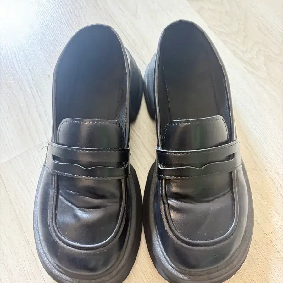여성 블랙 통굽 로퍼