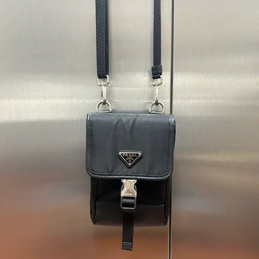 프라다 Prada 삼각로고 폰케이스 크로스백