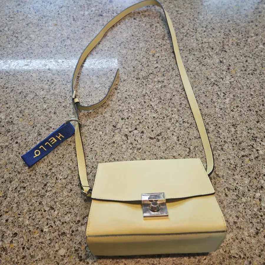 훌라(FURLA) 미미(Mimi) 파스텔 옐로우 가죽 크로스백