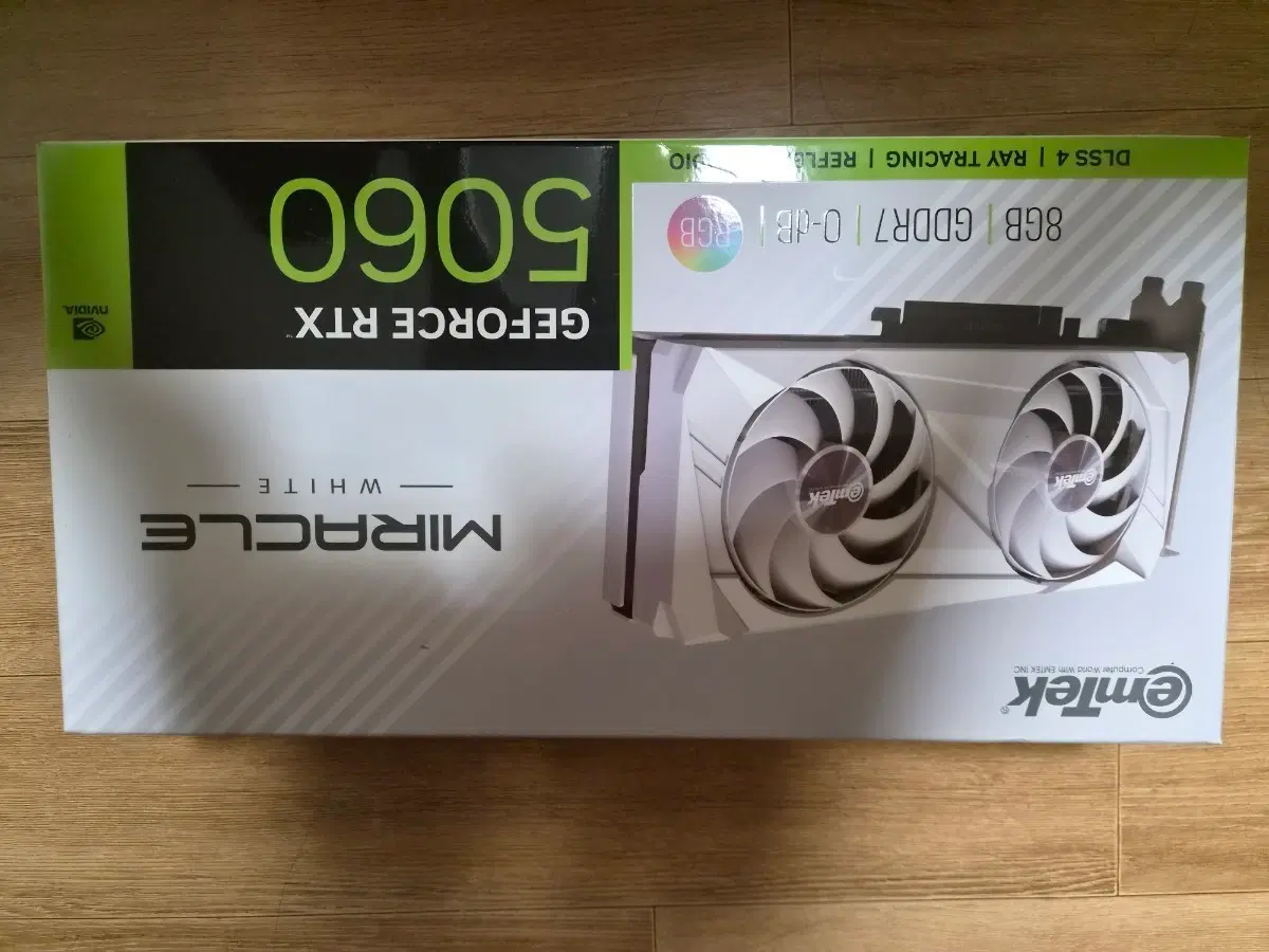 이엠텍 지포스 RTX 5060 화이트 그래픽 카드