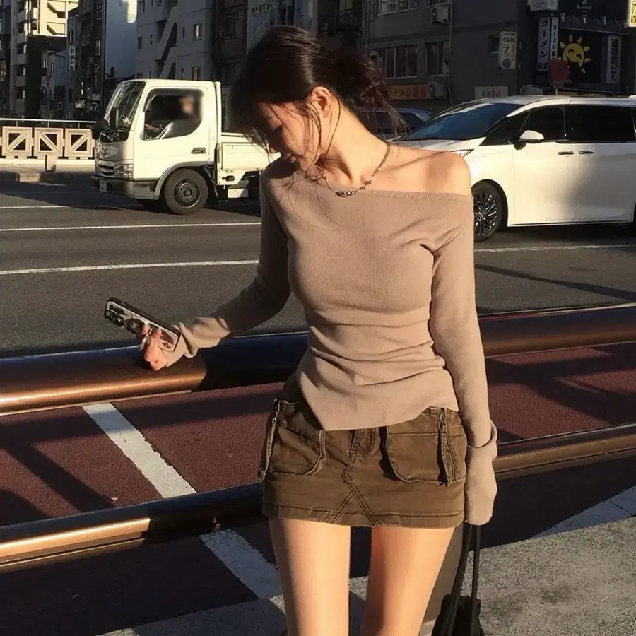 히프나틱 자체제작 센슈얼 언발 오프숄더 니트 (모카)