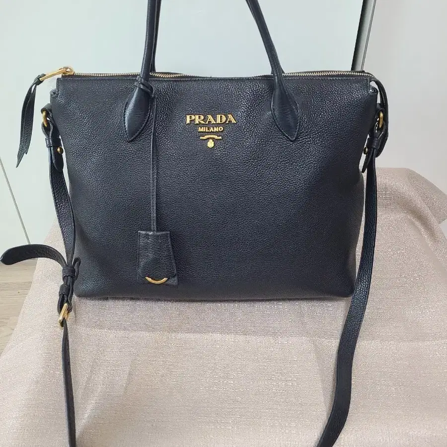 명품 프라다(PRADA) 1BA201 금장로고 블랙 레더 비텔로 탑핸들 토트백/크로스백 블랙 정품 판매합니다.