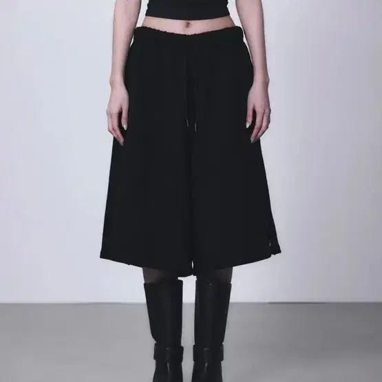 Zipper Finishing Sweat Bermuda Pants [ Black ] 트리밍버드 버뮤다 팬츠