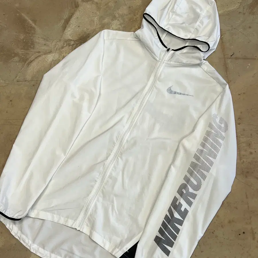 XL 나이키 화이트 러닝 바람막이