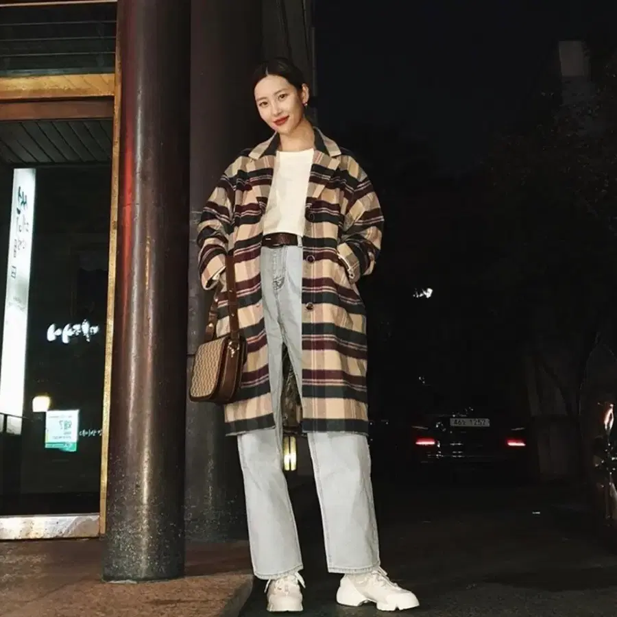 써스데이아일랜드 선미 레트로 체크 중기장 코트 59만원대