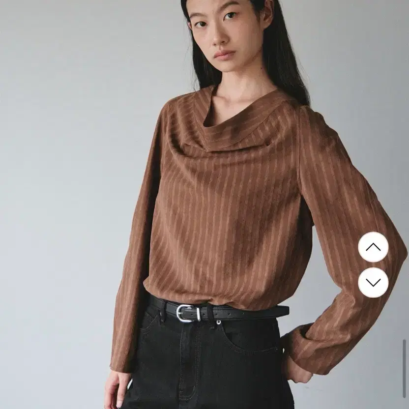 테누브 Striped Cowl-neck Blouse / Brown