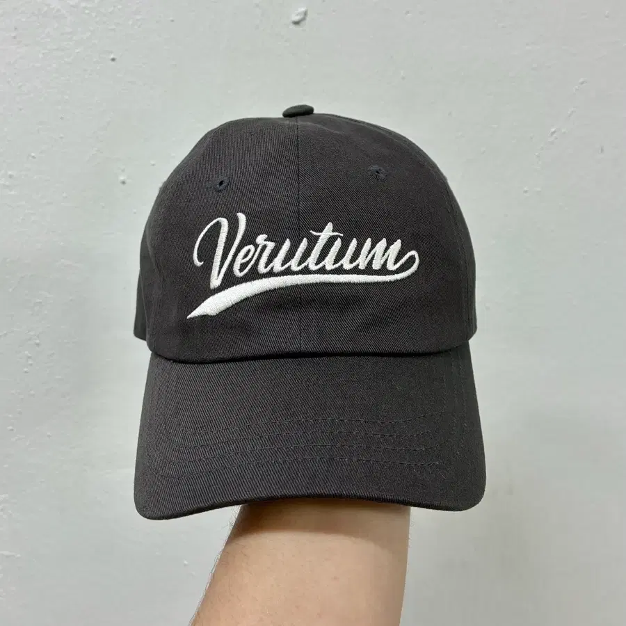 (F)Verutum 베루툼 웨이브 자수 로고 볼캡 모자 차콜