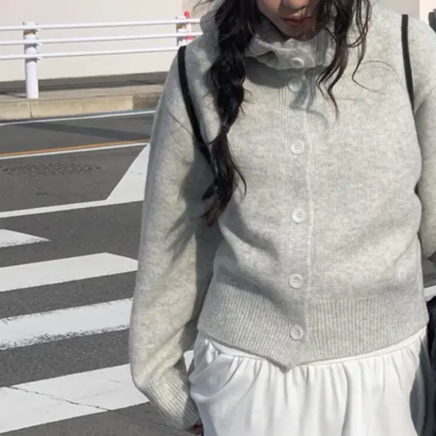 애니원모어 후우 버튼 후드 가디건