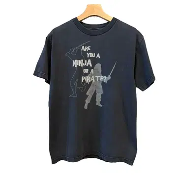 NINJA OR PIRATE? 그래픽 T셔츠