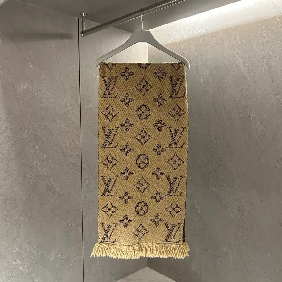 루이비통 모노그램 로고마니아 머플러