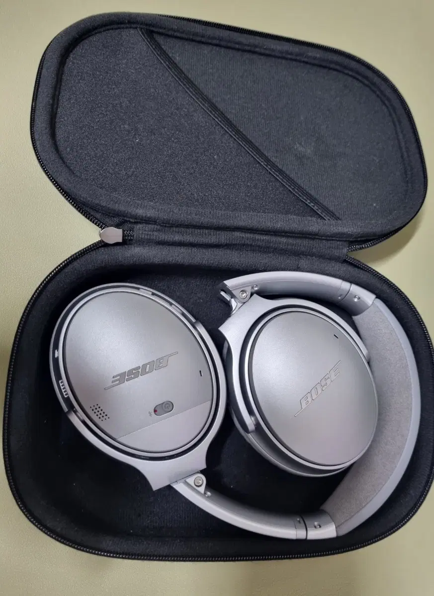 보스 qc35 2세대 실버 s급상태 (배터리,전원스위치 새제품으로 교체완)