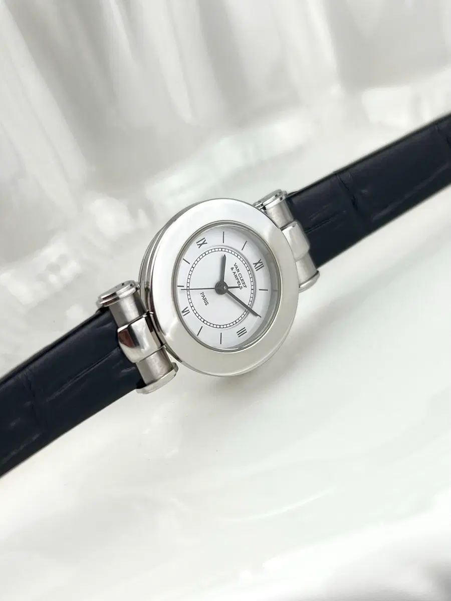 Van Cleef & Arpels lady smooth bezel steel watch