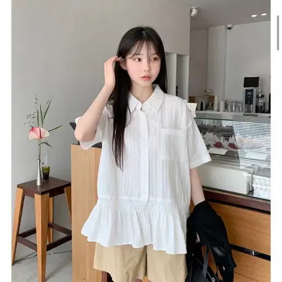 육육걸즈 아일렛프릴포켓셔츠 (화이트,블랙)