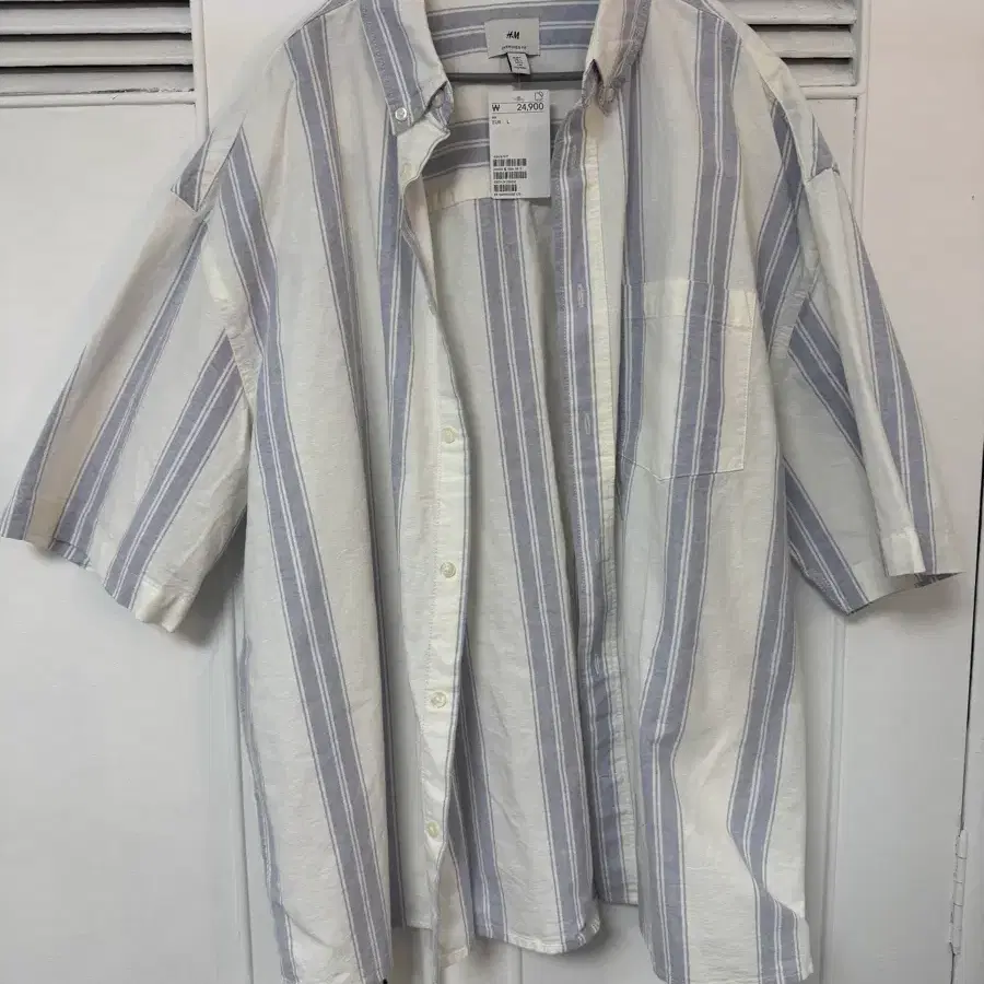 H&M 오버사이즈핏 스트라이프 셔츠 L 사이즈예요.