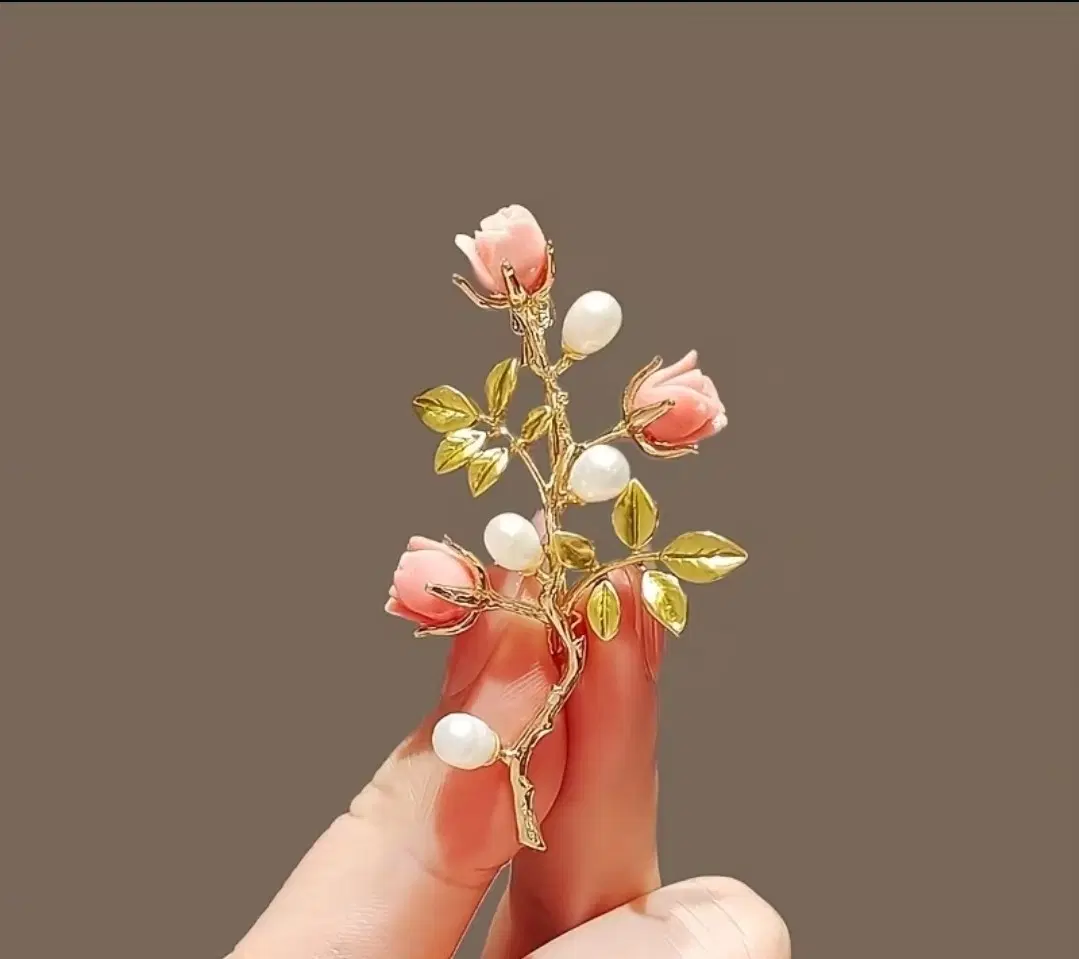 핑크 장미 모티프 골드 브로치 펄 장식
