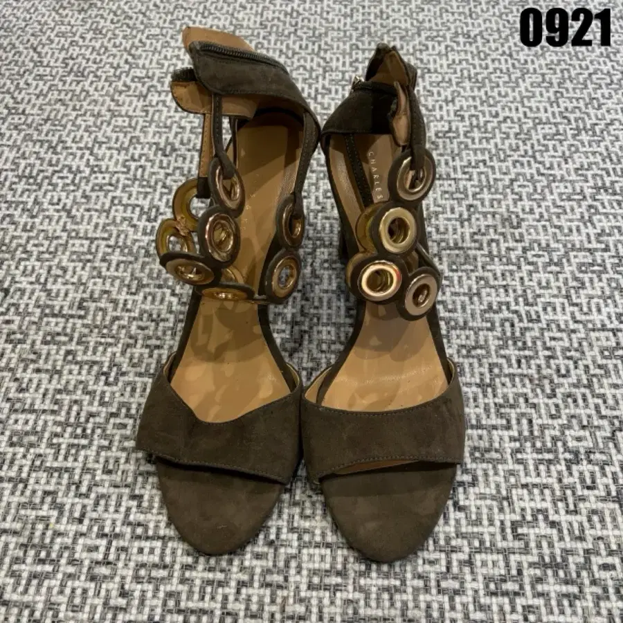 카를라 비라르디 샌들 브라운 금속 장식 250