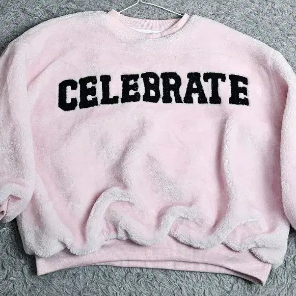 (R4)빈티지 CELEBRATE 퍼 맨투맨 F