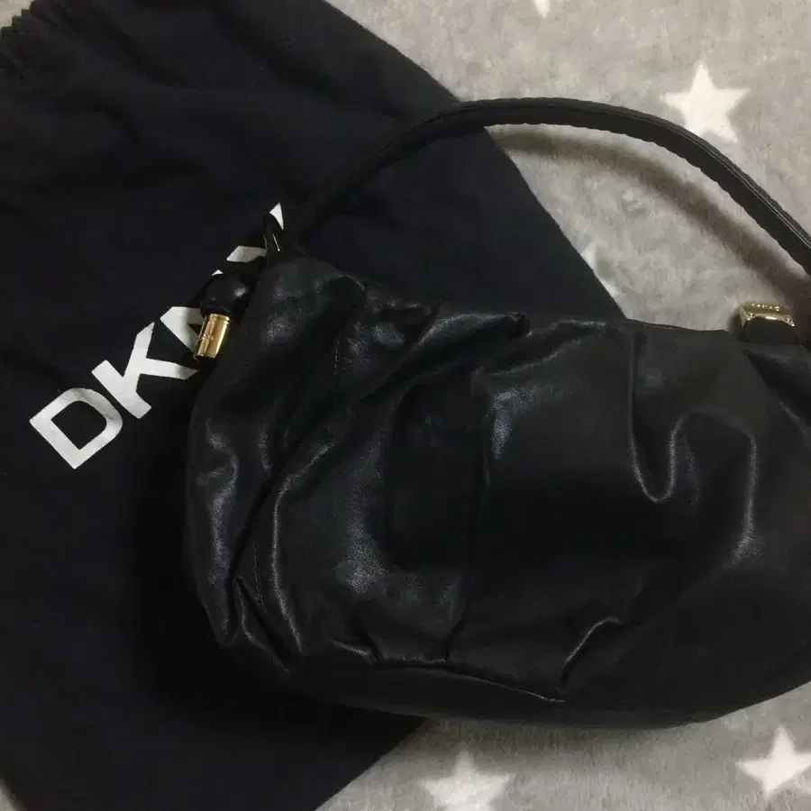 DKNY 가죽 셔링 숄더백