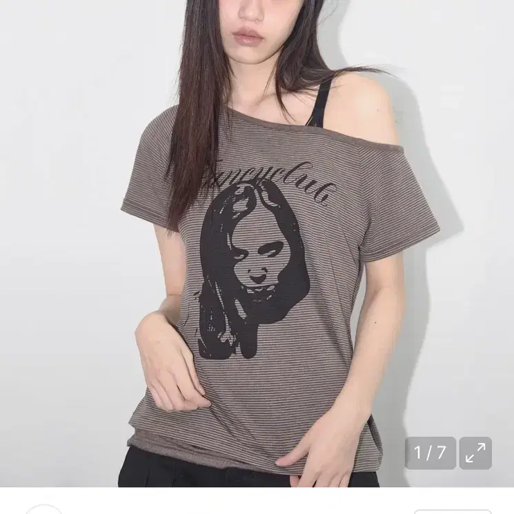 팬시클럽 미스틱 원숄더 티 브라운