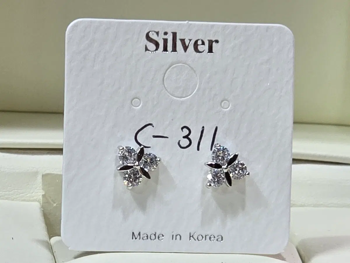 실버포스트 큐빅 꽃 모양 귀걸이 C-311