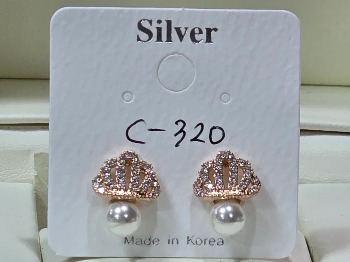 진주 큐빅 왕관 귀걸이 C-320