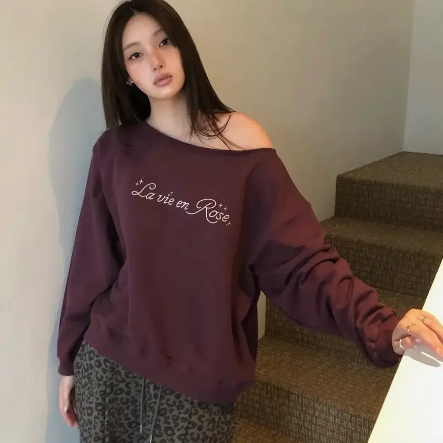 해비즘 오프숄더 맨투맨 LVER OFF SHOULDER SWEATSHIRT