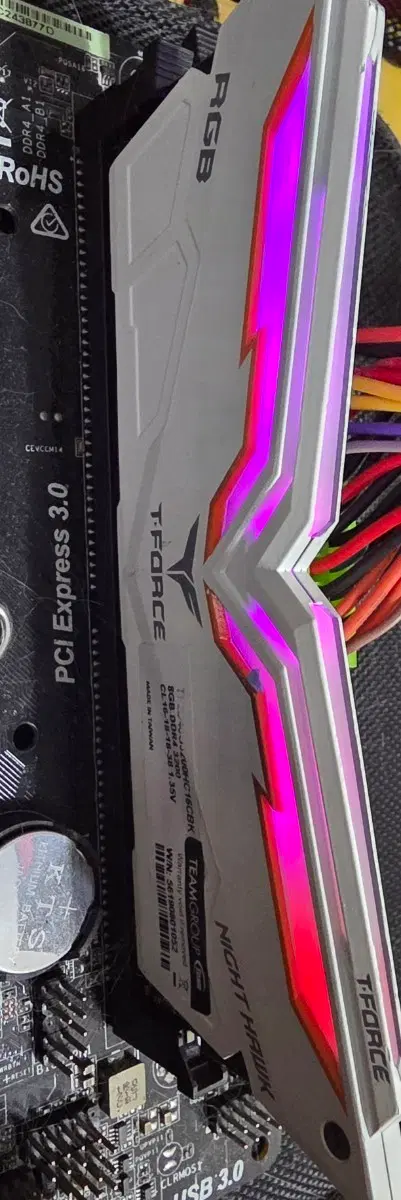 팀그룹 T-FORCE NIGHT HAWK DDR4 8GB RGB 3200
