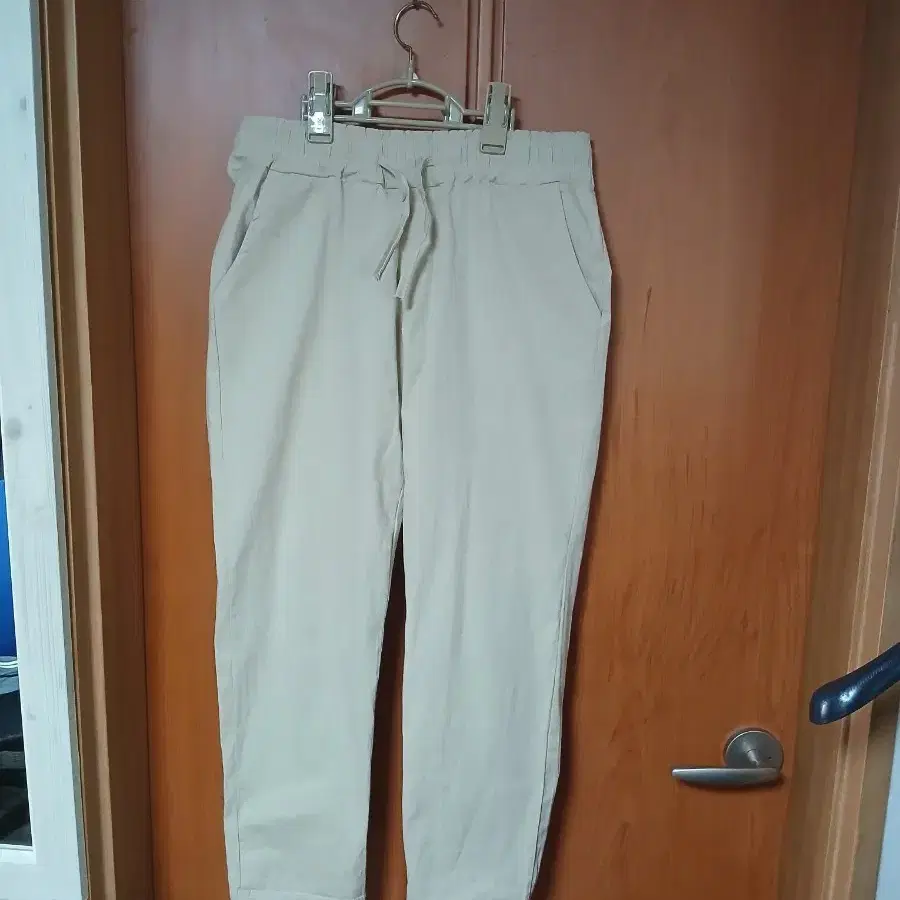 베이지색 면바지 밴딩 조거 팬츠