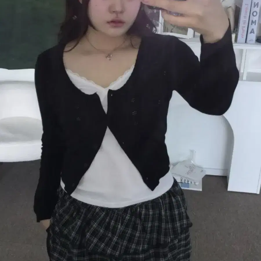 복자씨 티크 딥 유넥 펀칭 가디건 크림 컬러