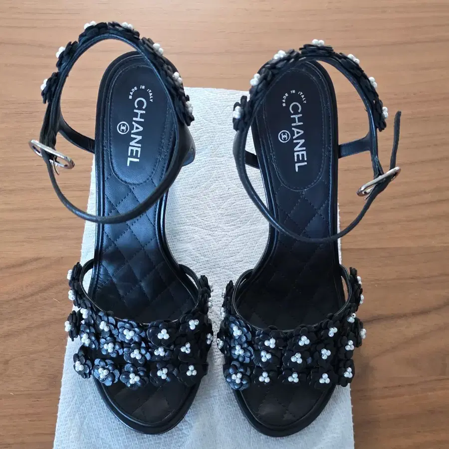 [1회 착화, 특S급] 샤넬 Camellia Black Leather Flowers w/ Pearls Sandal