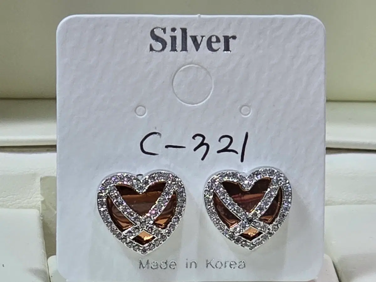 실버색상의 하트 큐빅 귀걸이 C-321